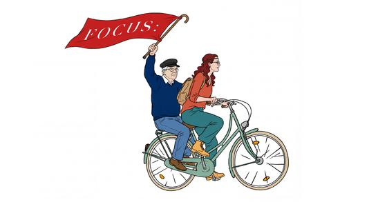 Illustration zeigt zwei Personen auf einem Fahrrad. Person auf dem Gepäckträger hält eine rote Fahne mit der Aufschrift FOCUS in der Hand.
